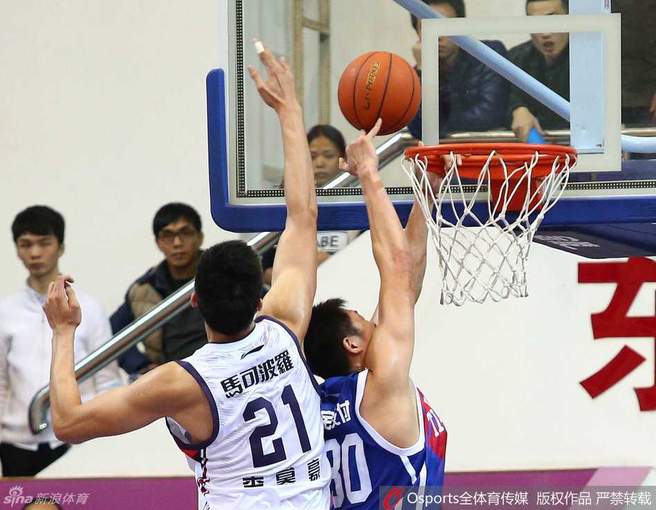 李慕豪高高跃起，如同排球扣杀一般，将天津队外援马克希尔的投篮无情地扇飞，这次盖帽力道十足，展现了其惊人的防守统治力。