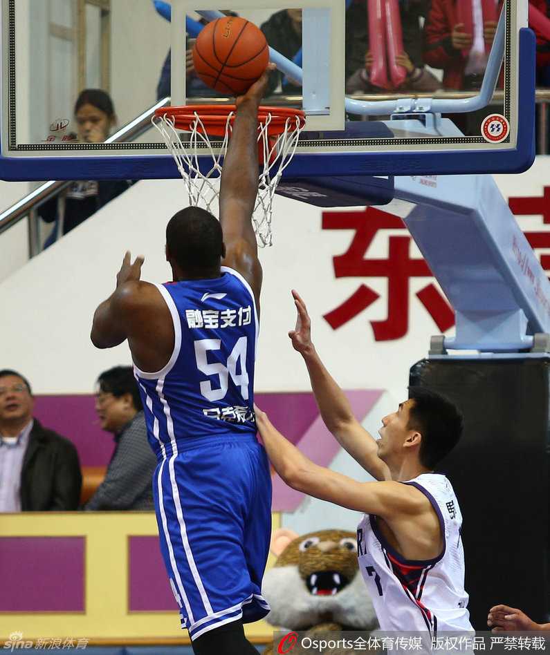 篮下一片混乱，双方球员奋力起跳，手臂交错，眼神都死死盯着空中的篮球，为了争夺球权拼尽全力，场面紧张激烈。