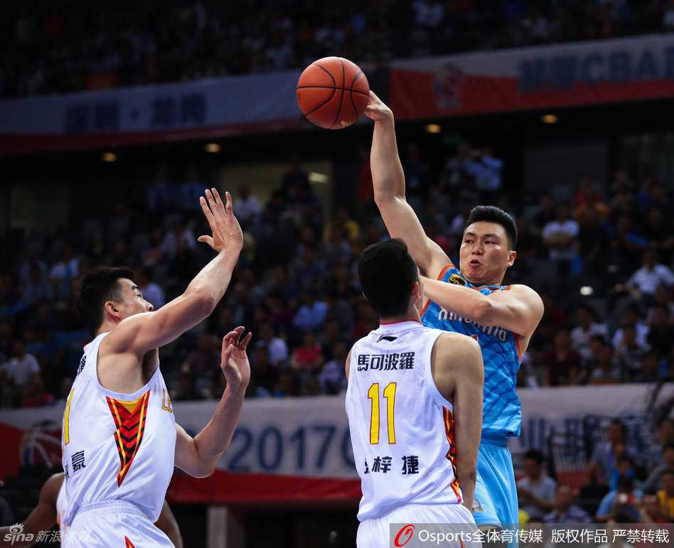 周琦高高跃起，犹如巨塔压顶，以一记势大力沉的单手劈扣终结进攻，篮筐在他手中颤抖，展现出“大魔王”恐怖的篮下统治力。