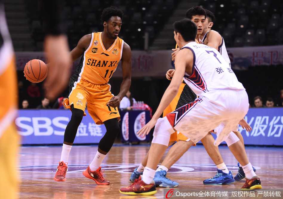 深圳队顾全在外线果断出手抛投，篮球划出一道美妙的弧线，直奔篮筐而去。