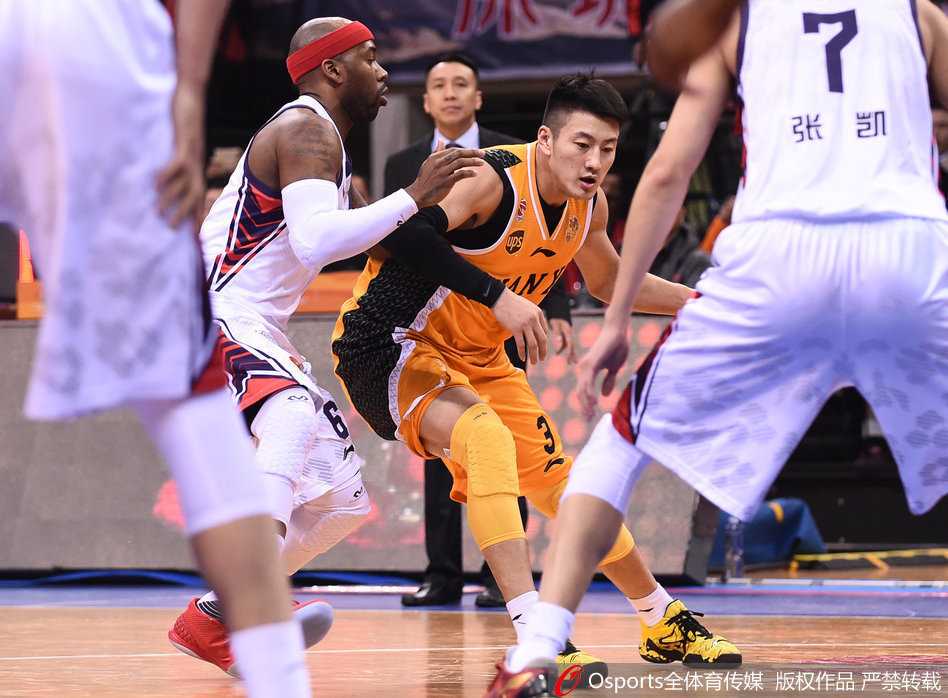 山西队段江鹏在低位背身单打，他利用力量优势顶开防守，后仰跳投出手，动作一气呵成。