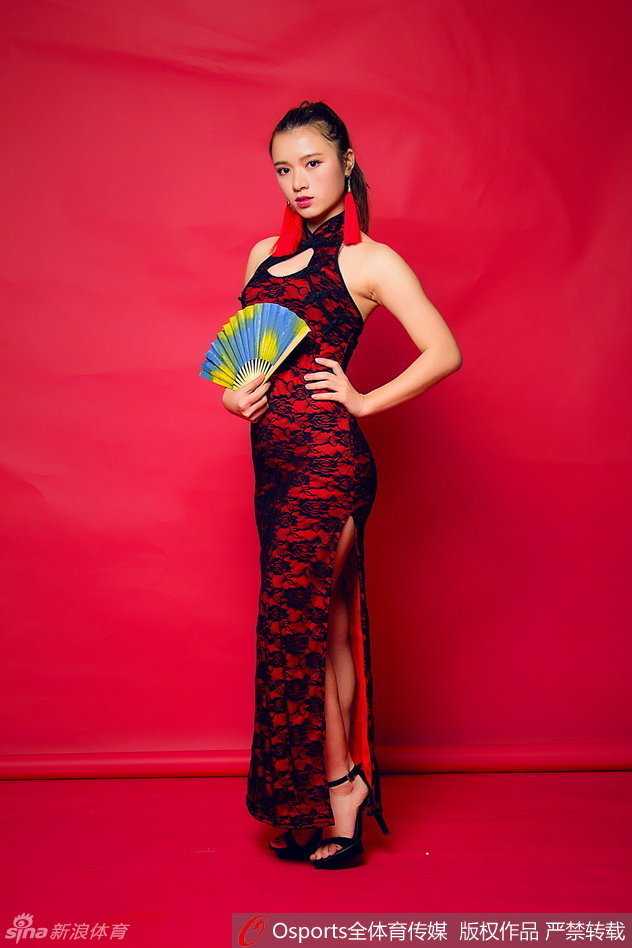 队员双手高举红色福字，眼神清澈透亮，仿佛将满满的福气传递给每个人