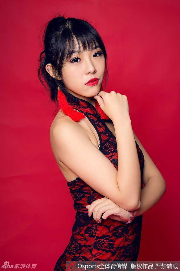 啦啦队员腾空跃起，裙摆如鱼尾般在空中划出优美弧线，动感十足