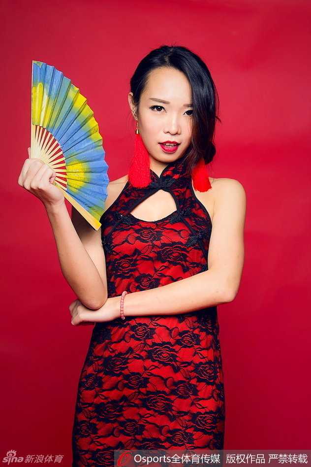 队员侧身托腮，锦鲤发饰在灯光下闪闪发光，俏皮可爱的模样惹人喜爱