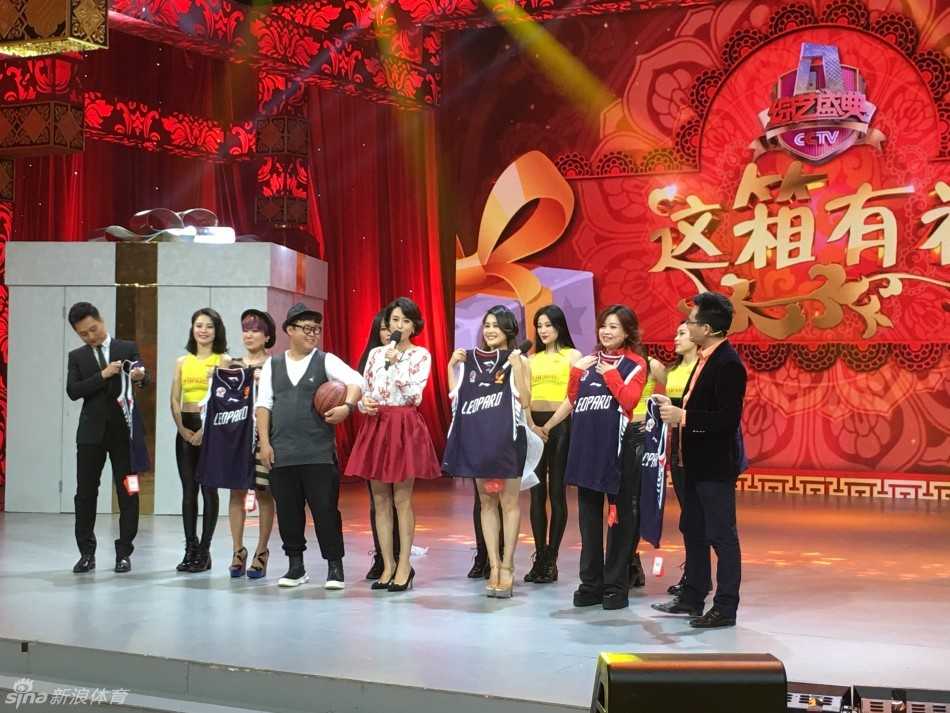 健身房里，宝贝们穿着运动背心和紧身裤正在进行力量训练，汗水浸湿的头发也遮挡不住坚毅的目光