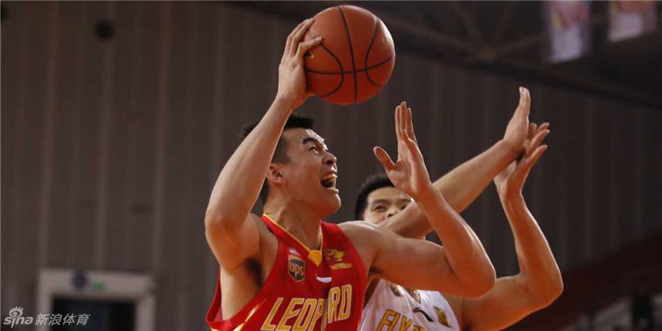 李慕豪在内线接到队友传球后，面对防守悍将毫无惧色，眼神坚毅地准备背身单打。