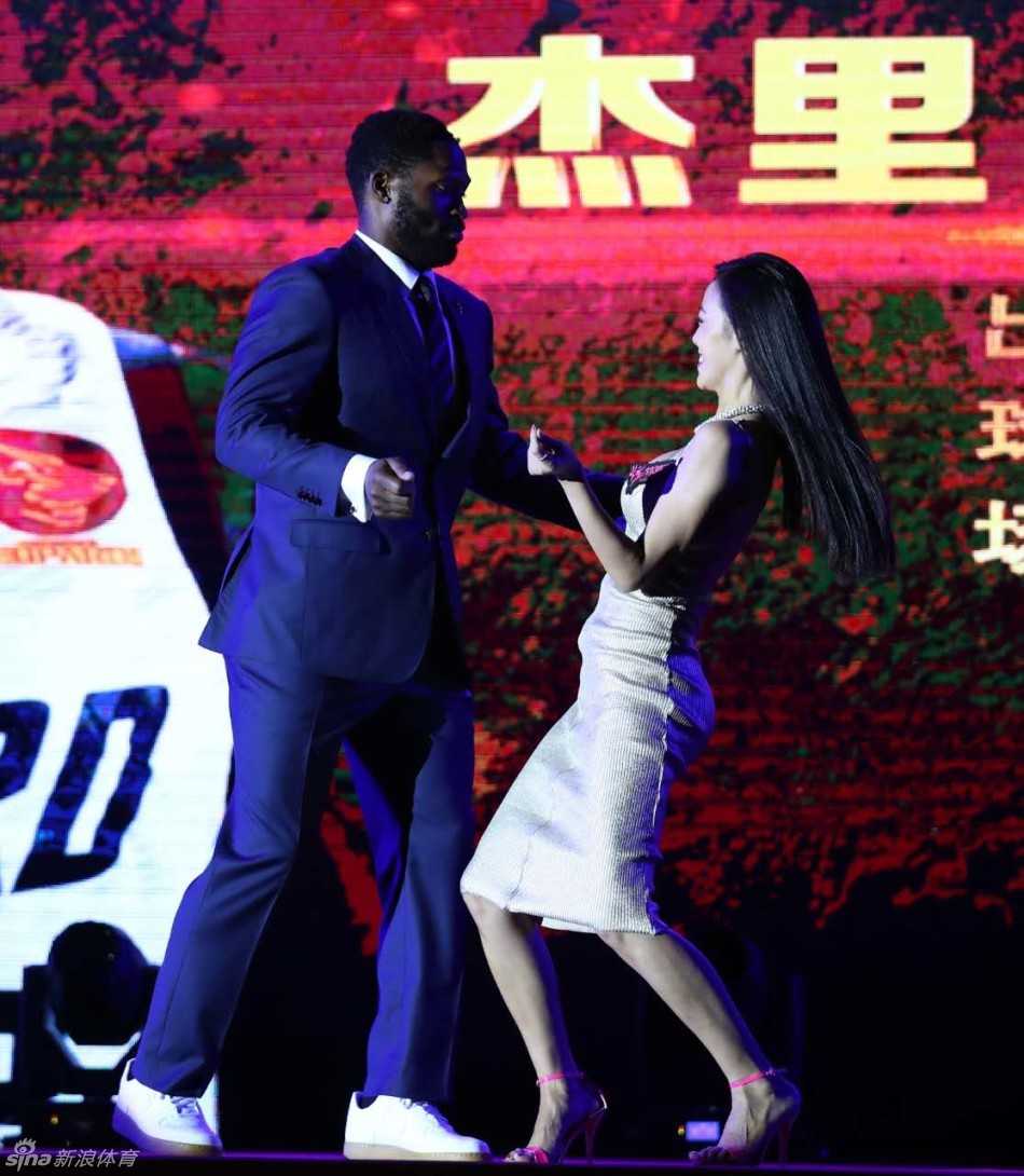 老将张凯身穿修身马甲套装笔直站立，展现出来的身高比例让人惊叹，完全没有缩水的视觉效果，不愧是深圳男篮的‘长人’担当，模特范儿十足。