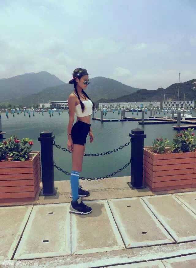 赛场灯光下，李晓涵身姿曼妙，回眸瞬间眼神中充满自信与魅惑的气场