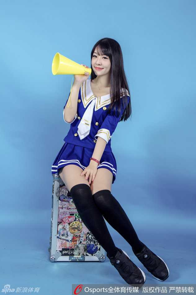 深圳烈豹啦啦队长在场边凝神静气，一双会说话的眼睛闪烁着灵动的光芒，仿佛在告诉观众好戏即将上演。