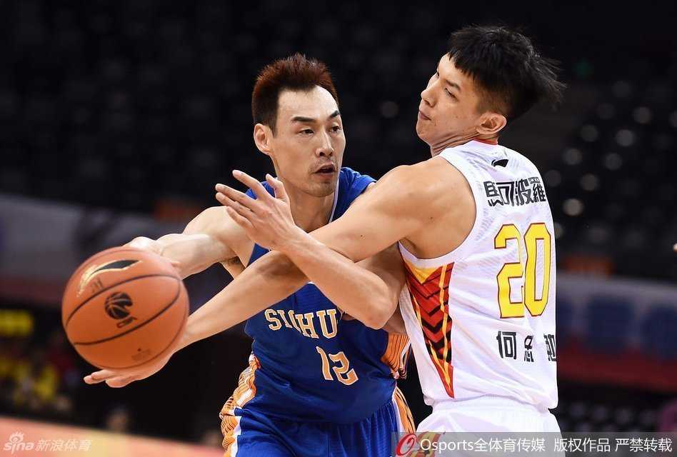 防守悍将何忠勉如同牛皮糖一般死死缠住四川射手孟达，双臂张开形成一道密不透风的屏障，让孟达的每一次接球都无比艰难。