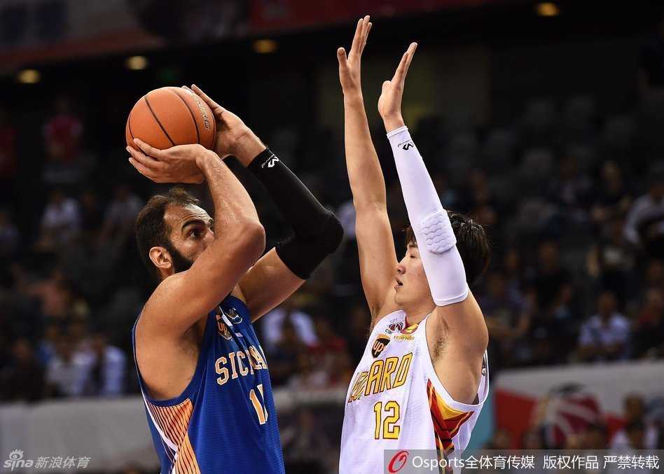 山东队陶汉林与同曦外援布莱尔在内线展开肌肉碰撞的肉搏战，布莱尔用粗壮的手臂死死卡住位置，陶汉林则寸土不让地奋力顶防，肌肉碰撞声仿佛穿透屏幕。