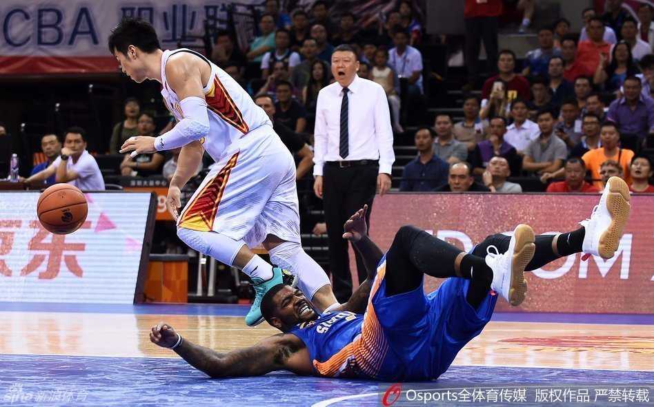 龙岗大运中心体育馆灯光璀璨，深圳烈豹队在漫天金色彩带中登场，现场气氛热烈如同炸开的油锅。