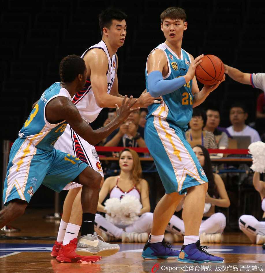 深圳队发动闪电反击，球员如潮水般涌向前场，攻防转换速度令人窒息