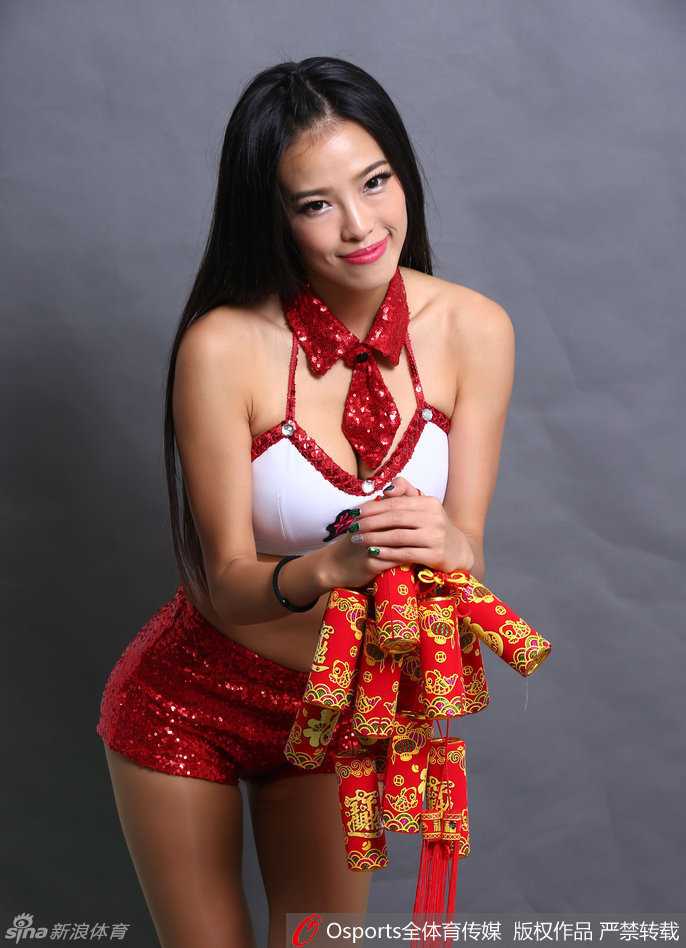 深圳篮球宝贝红唇诱惑，手举中国结，眼神高冷中带着魅惑，新春拜年瞬间。