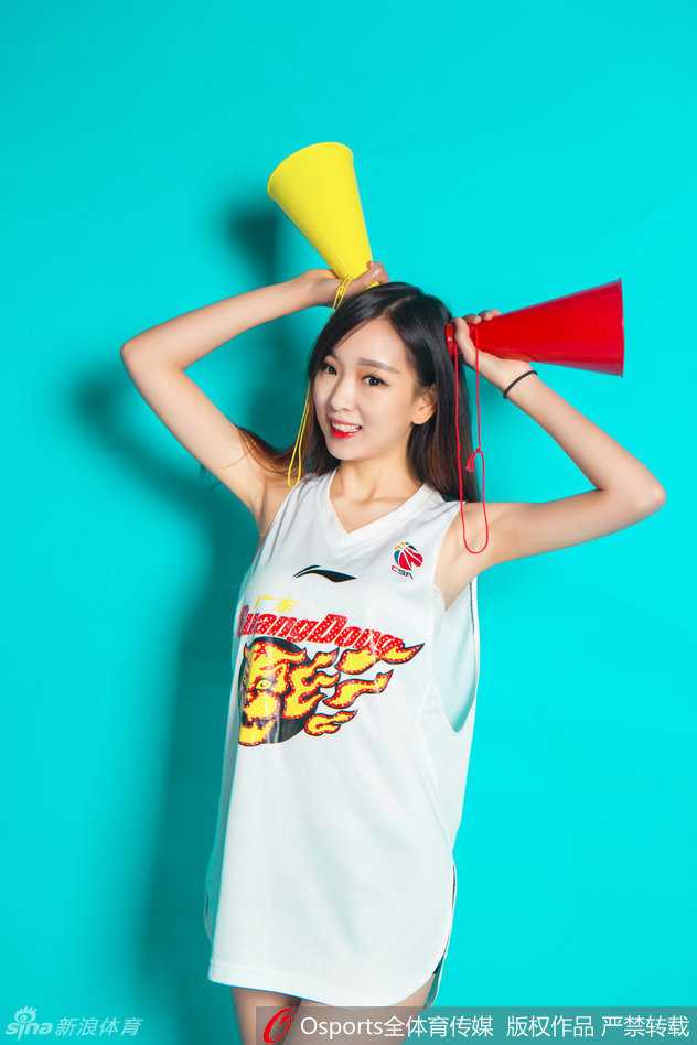 在聚光灯的照耀下，这位宏远宝贝的侧颜显得格外清纯，她挥舞着手中的彩球，动作轻盈而有力，仿佛一朵在赛场边盛开的青春之花