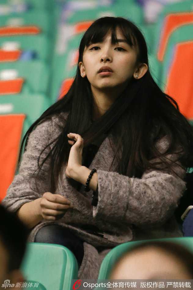 郭艾伦的母亲在看台上神情凝重，她双手放在膝上，目光紧紧追随着场上儿子的身影，母爱的关切溢于言表。