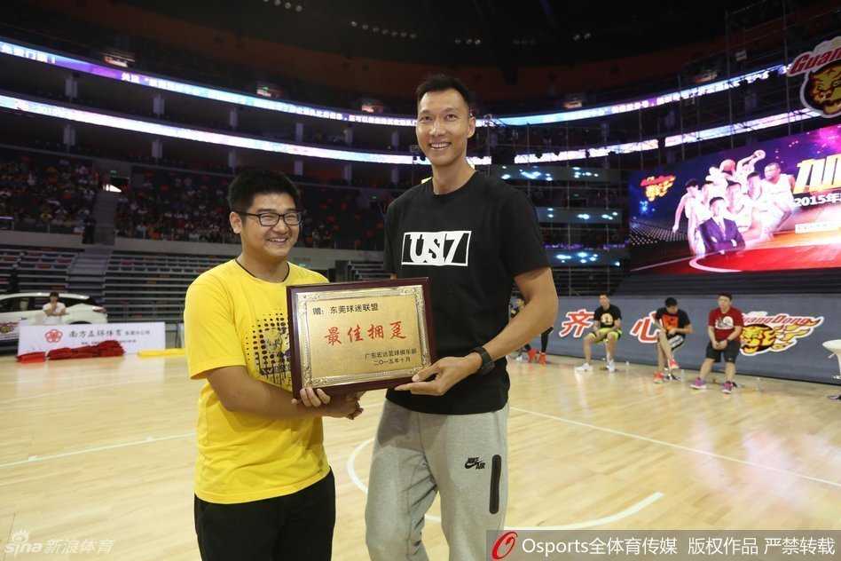 面对媒体的话筒，易建联在嘉年华现场畅谈新赛季，他表示与新援迪奥古的技术特点十分契合，自己已做好准备，将带领球队向总冠军发起冲击。