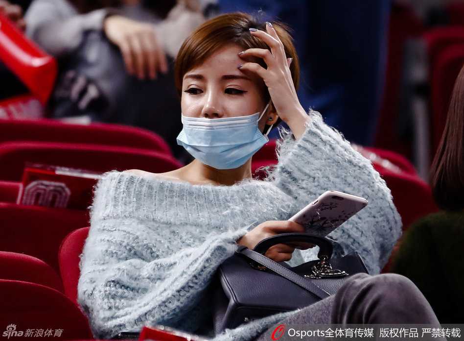 比赛结束后，她眼中的紧张褪去，取而代之的是满满的幸福与骄傲，脸上洋溢着甜甜的笑意，准备迎接场上的英雄。