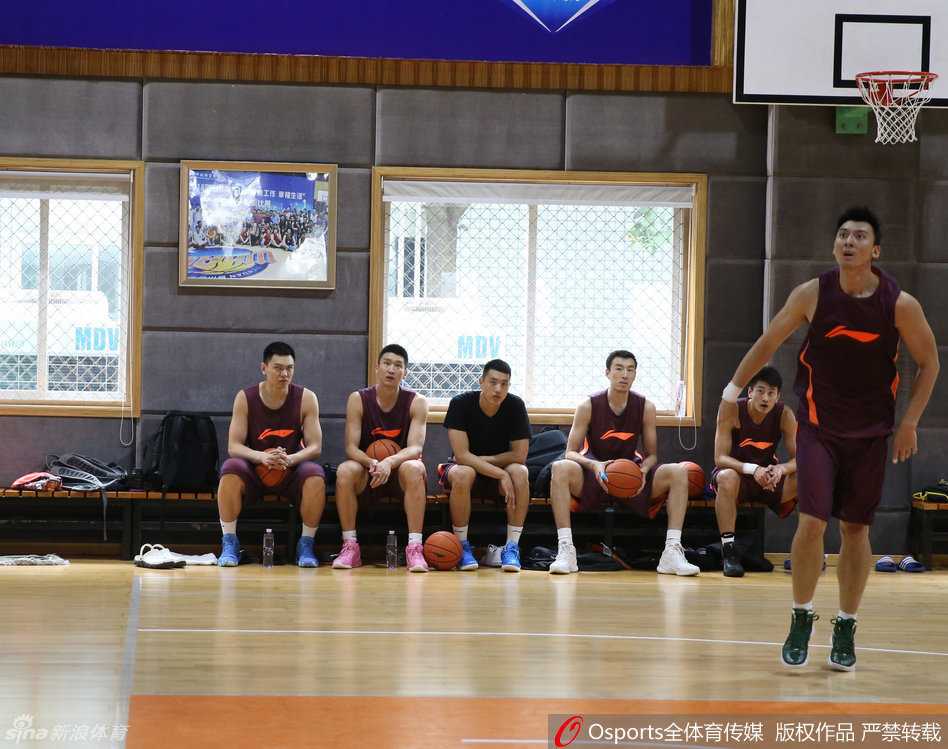 吉喆高高跃起，以一记标准的姿势完成投篮。他的身体在空中完全舒展，手指尖轻柔地拨出篮球，眼神紧紧跟随球的轨迹，仿佛一名艺术家在审视自己的作品。