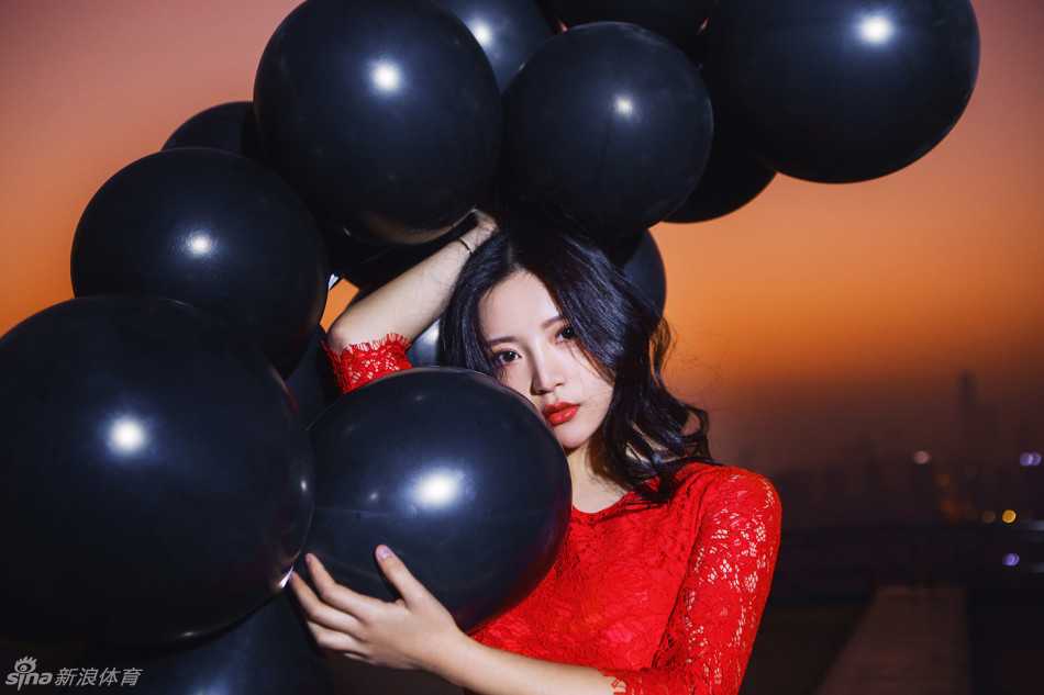 她化身为运动场上的精灵，双手娴熟地摆弄着手中的篮球，脸上洋溢着自信灿烂的笑容，活力值爆表。