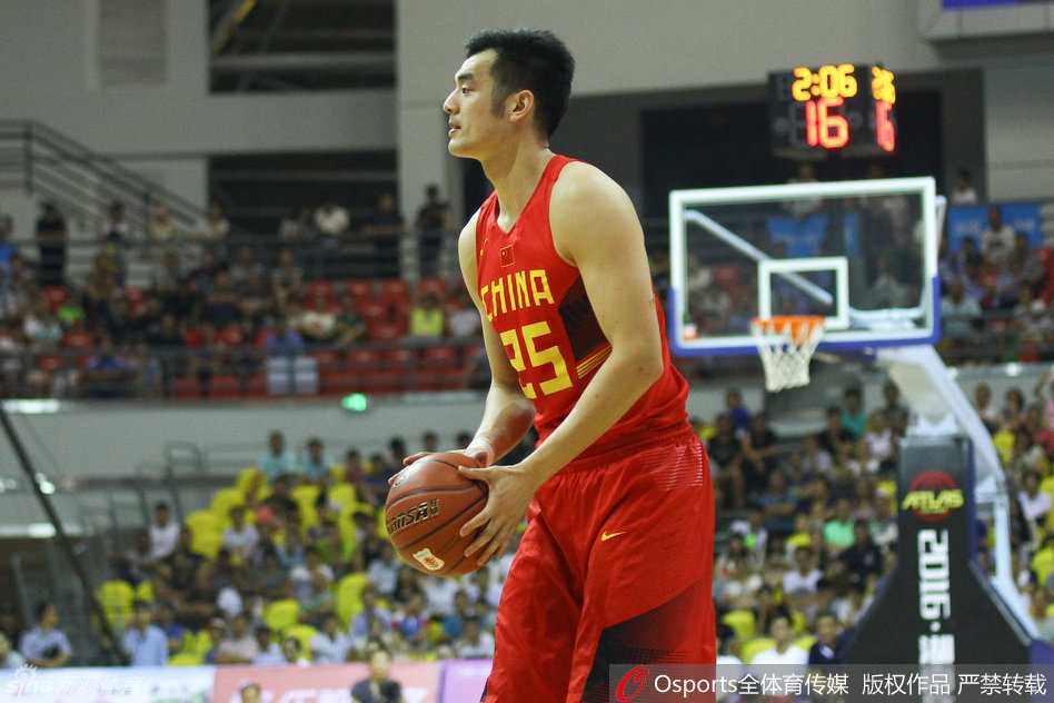 面对美国队球员如巨塔般伸出的封盖手掌，廉明毫无惧色，他利用逼真的假动作晃开防守重心，眼神中透露出超越年龄的沉稳与果敢。