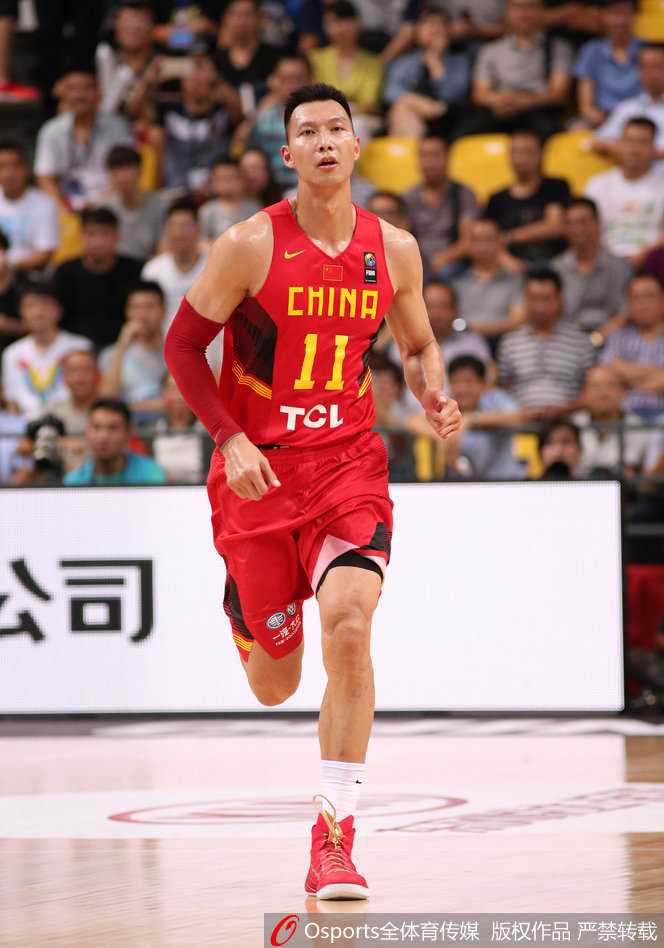 在长沙主场球迷的山呼海啸中，易建联高高跃起，像展开翅膀的雄鹰，以一记势大力沉的单手劈扣终结进攻，点燃了全场激情。