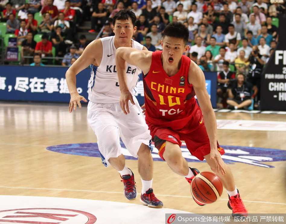 郭艾伦面对黎巴嫩队的防线，一个漂亮的变向后杀入内线，在空中与对手发生身体对抗后依然稳稳将球放入篮筐。