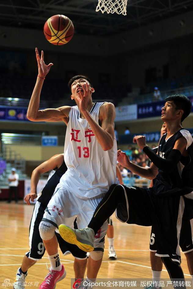 CBA全明星的璀璨灯光下，年轻球员以一记势大力沉的单手劈扣，将北区星锐队的激情彻底点燃，全场沸腾。