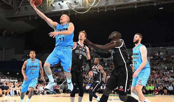 墨尔本联队球员在加时赛中奋力突破，脸上写满不甘与坚毅，全场球迷屏息凝视