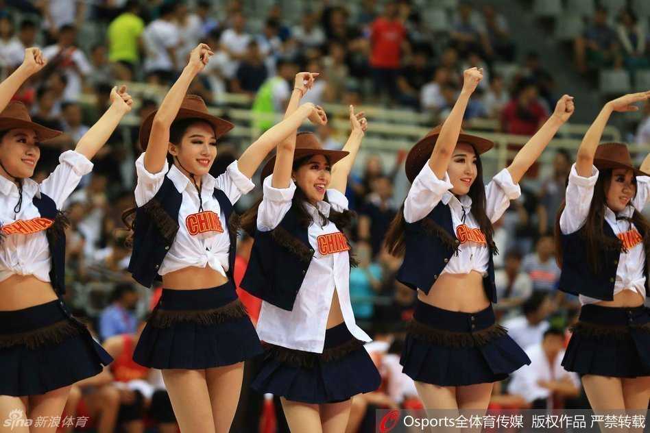 在聚光灯的追随下，姑娘们身着亮眼的粉色战袍一字排开，她们的动作整齐划一，充满张力，将力与美诠释得淋漓尽致。