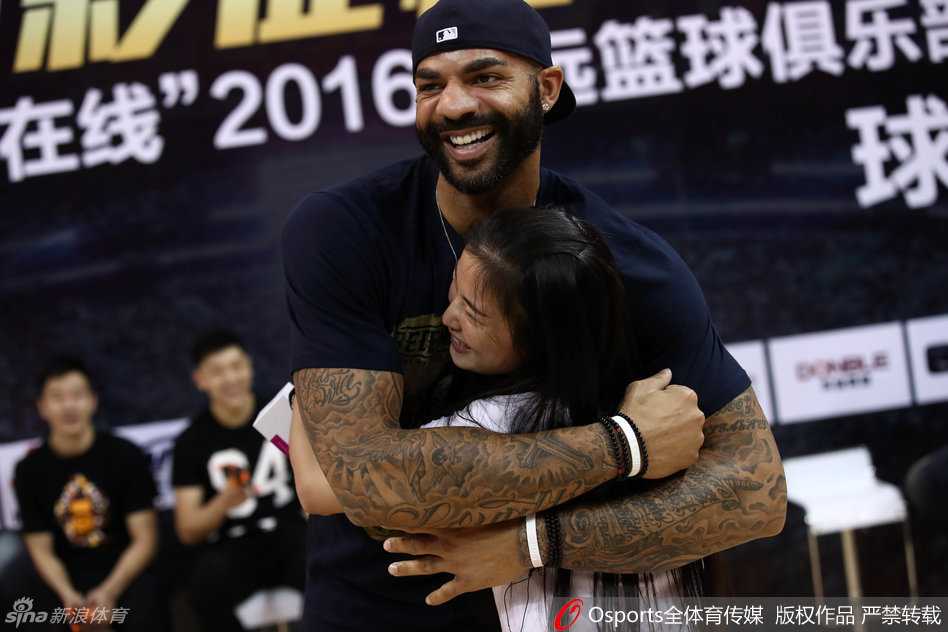 小外援斯隆在比赛中控球组织，他视野开阔，正试图通过精妙的传球撕开对手的防线。