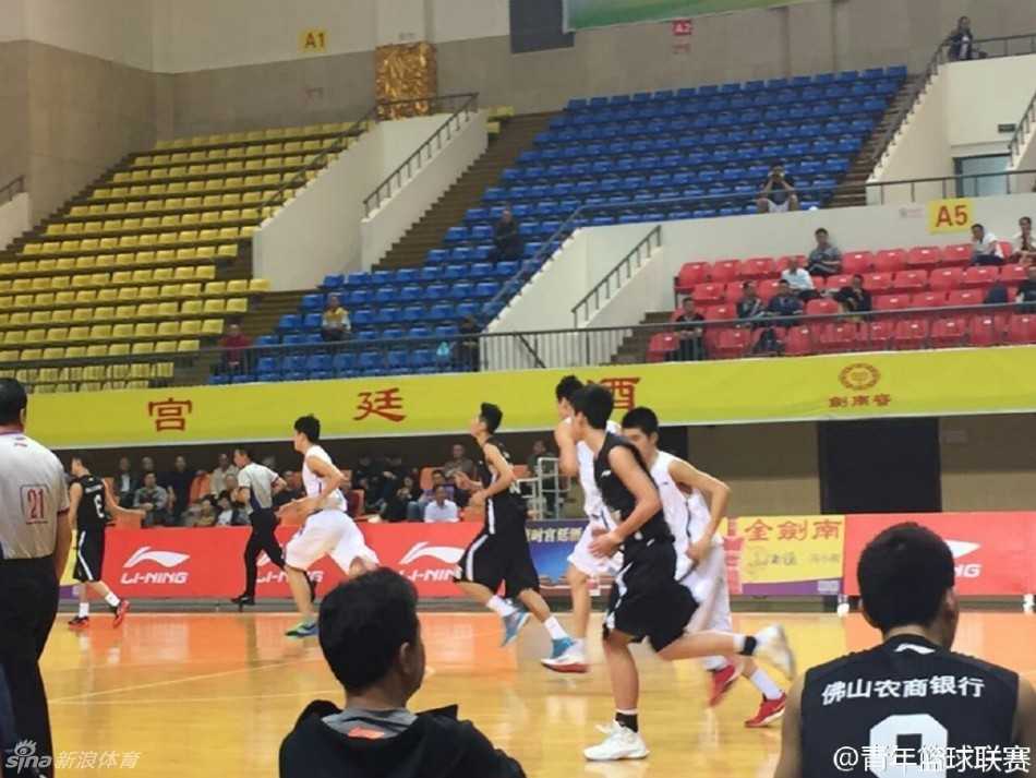 山西与湖南的肉搏战中，双方球员为了球权人仰马翻，裁判不得不紧急介入将情绪激动的队员分开，空气中都弥漫着火药味