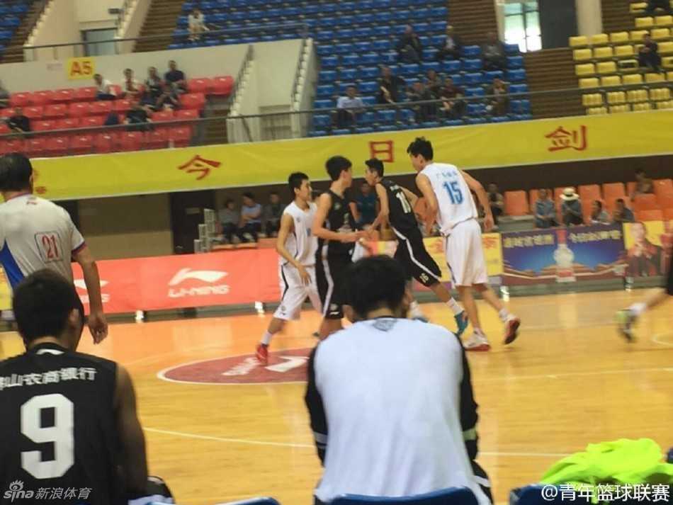 球场另一端，激烈的拼抢造成犯规，裁判示意罚球，全场目光聚焦于即将站上罚球线的年轻球员，这一刻时间仿佛都凝固了