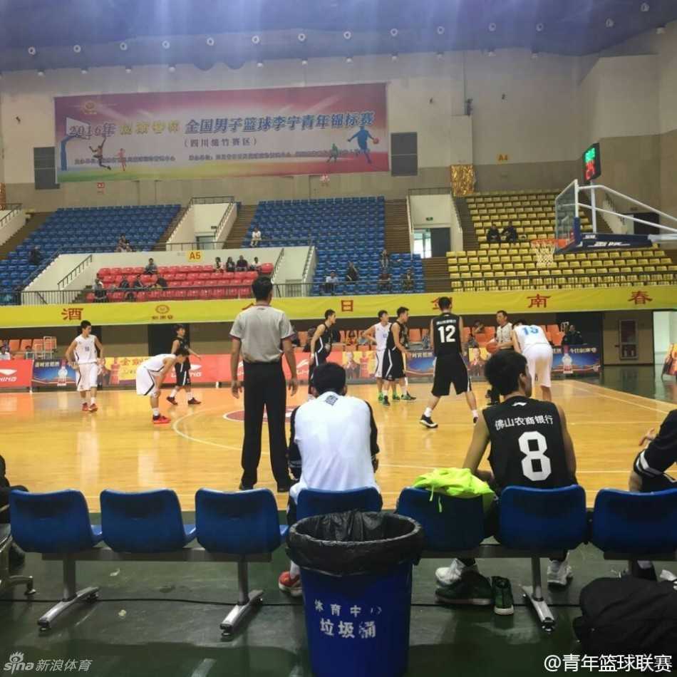 灯光下，年轻球员们赛后围成一圈相互鼓劲，他们眼中闪烁着对胜利的渴望和对未来的憧憬，这是属于中国篮球的明天