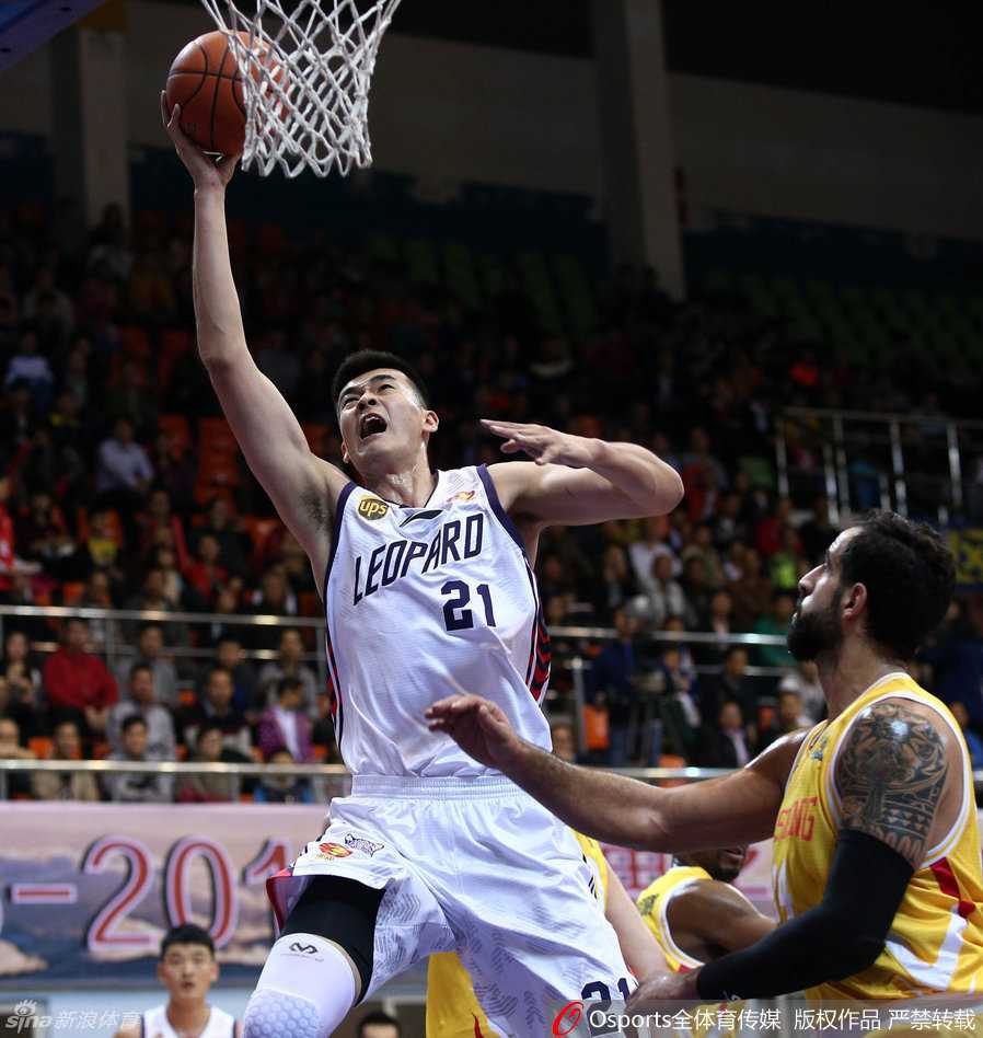 李慕豪禁区背身强攻，双臂挂筐势在必行，防守者望球兴叹