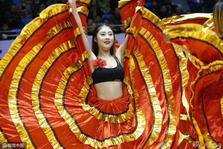 回眸一笑百媚生，宝贝们的笑容如同冬日里的暖阳，瞬间融化了赛场上的紧张与焦灼。