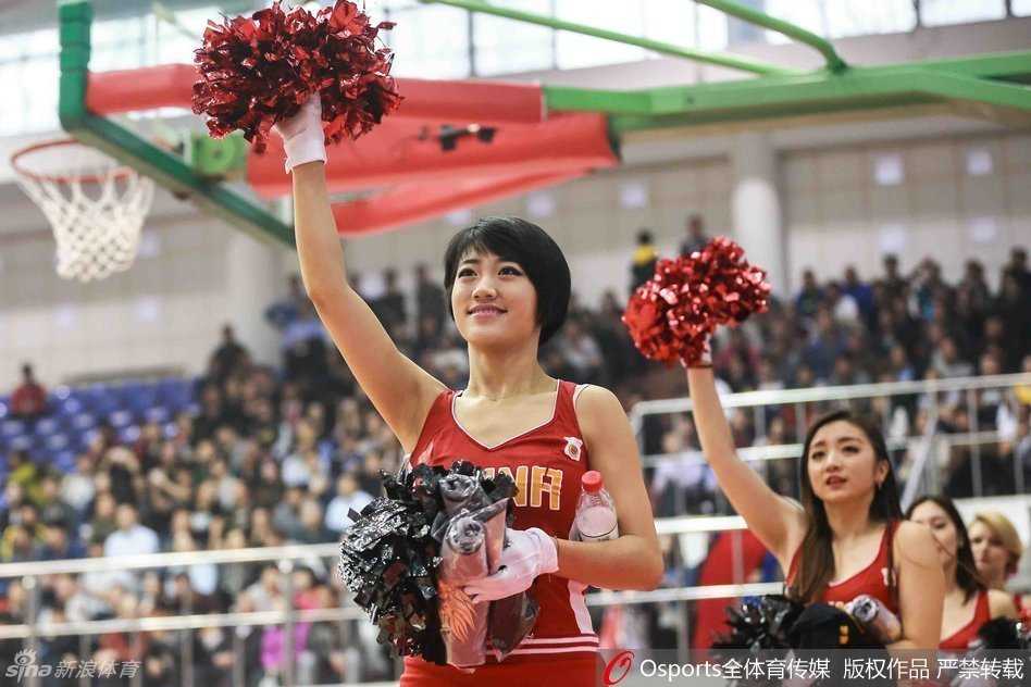 表演结束后，靓丽的啦啦队队员们簇拥在一起，面对镜头留下灿烂的合影，记录下这汗水与荣耀并存的瞬间。