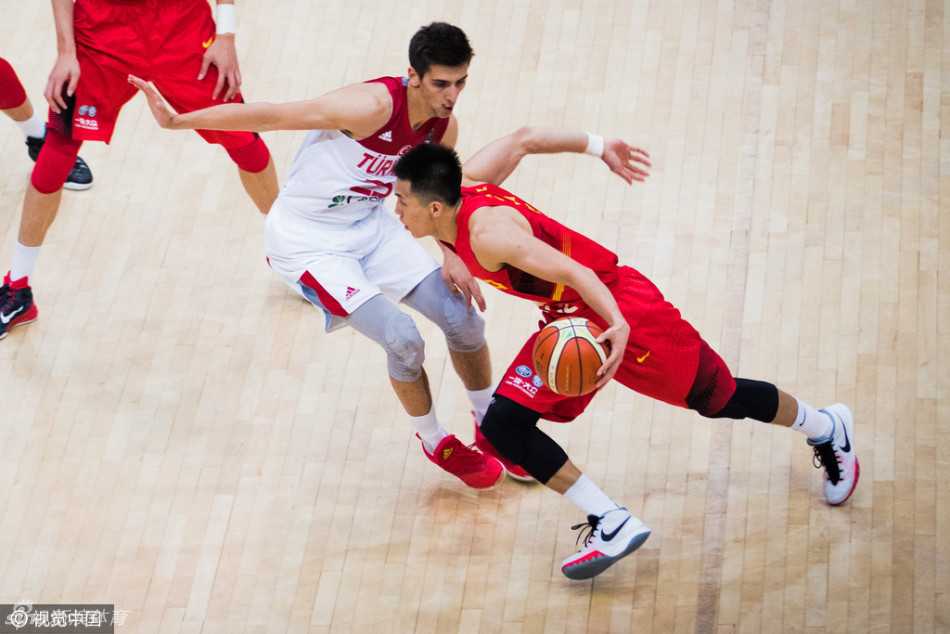 郭艾伦重心压低，运球加速突破，眼神坚毅地杀向篮下，展现出了后卫线上的速度与锐气