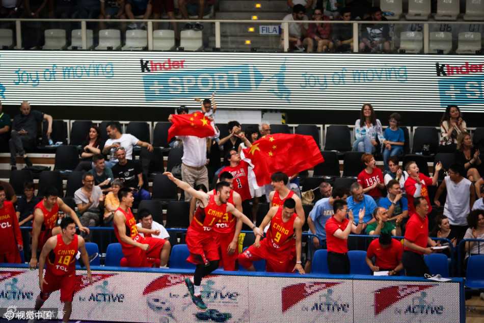 终场哨响瞬间，中国队球员们激动地拥抱在一起，脸上洋溢着胜利的喜悦，汗水与笑容交织成这个夏夜最美好的画面