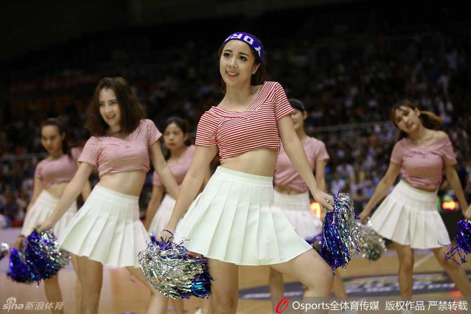 聚光灯下，她们是最耀眼的组合，用整齐的队形和灿烂的笑容，诠释着团队协作与自信之美。