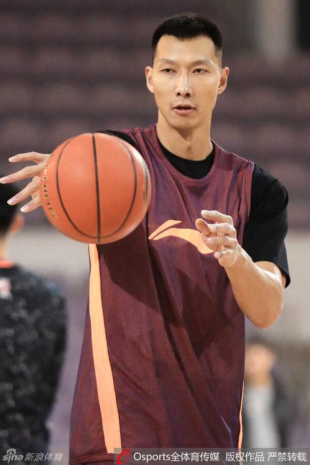 在激烈的比赛中，布泽尔难得露出一丝顽皮的笑容，对着镜头做起了鬼脸，展现出硬汉背后风趣幽默的一面。