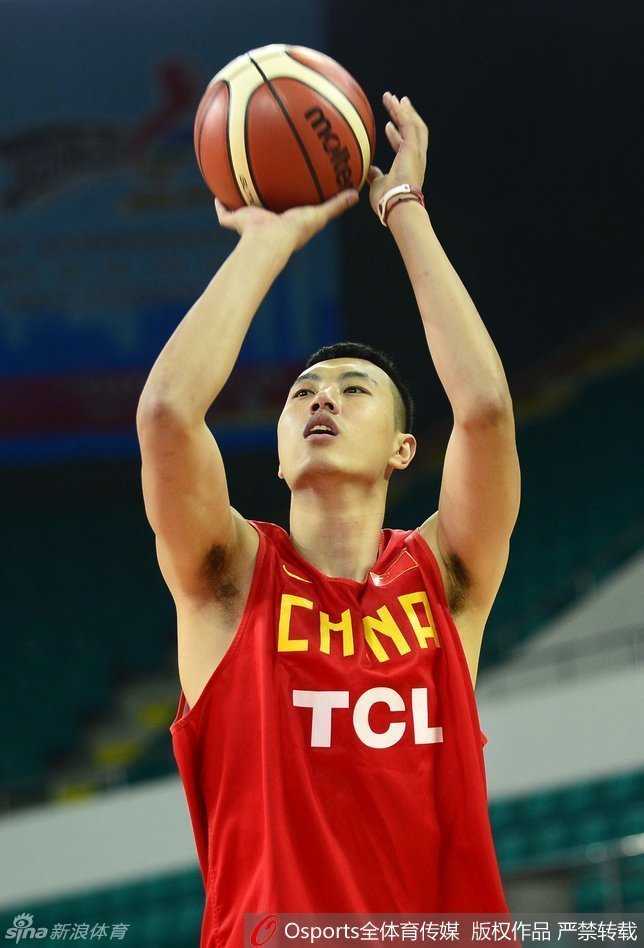 新疆队长可兰白克·马坎正在进行赛前热身，他神情专注地拉伸着每一寸肌肉，眼中闪烁着对比赛的无限渴望与坚毅。