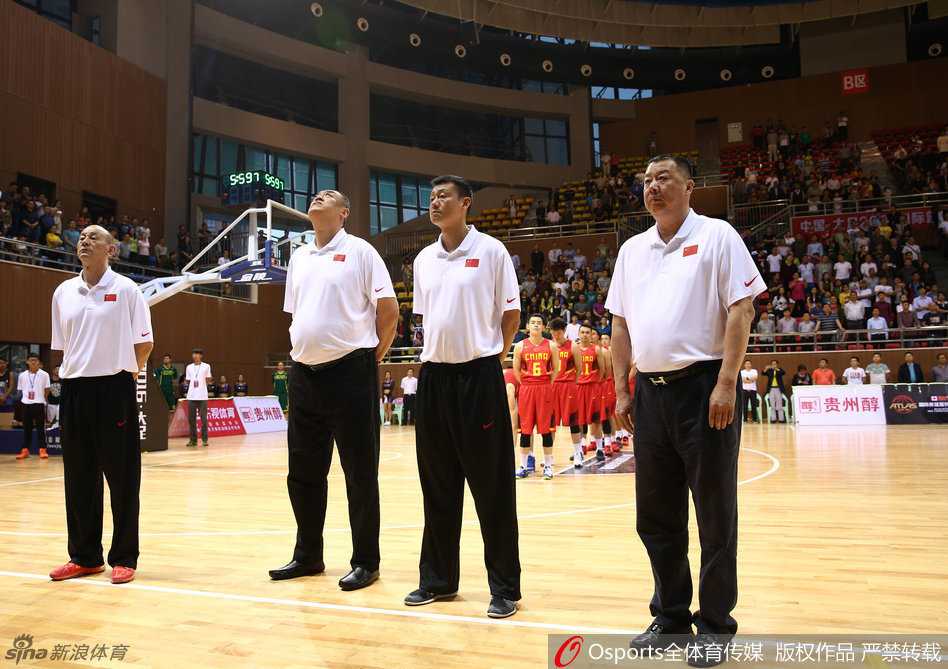 胡金秋在人群中高高跃起拼抢篮板，积极拼抢的姿态正是国奥男篮永不言弃精神的最佳写照