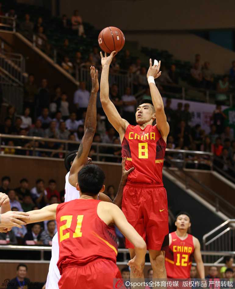 崔晋铭面对防守毫不畏惧，腾空而起突破上篮，动作舒展飘逸尽显杀手本色