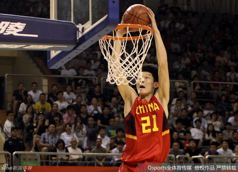 胡金秋在对手严密防守下高高跃起，犹如冲天而起的雄鹰，单手将球狠狠灌入篮筐，青春的力量在此刻定格。