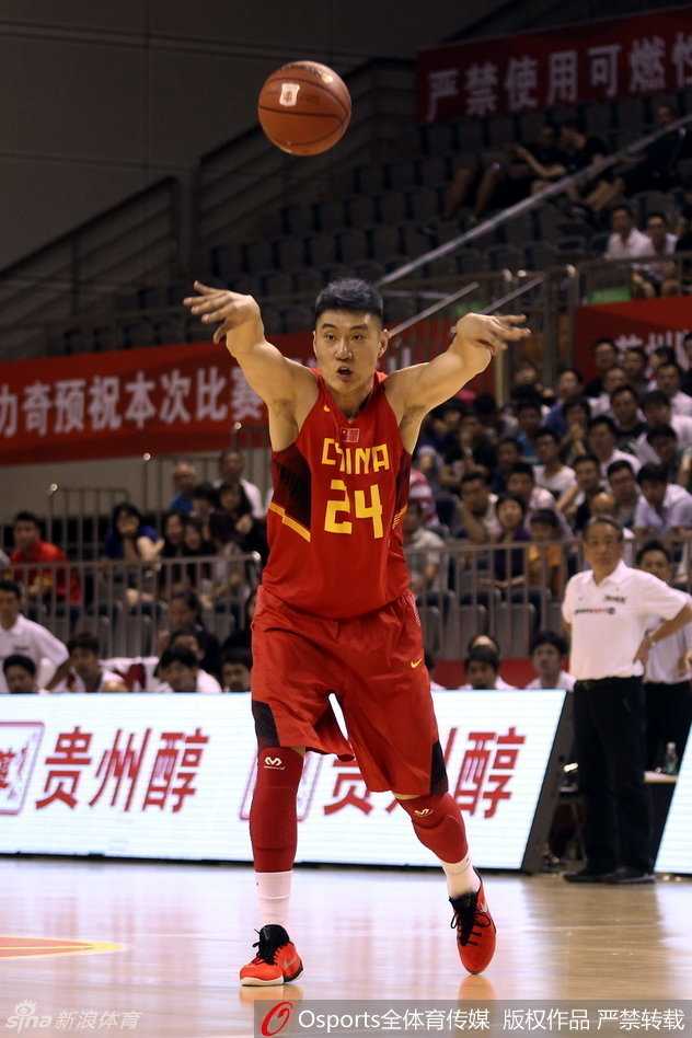 刘志轩持球面对防守，神情从容不迫，他敏锐地观察着队友的跑位，随时准备用精准的传球撕开对手的防线。