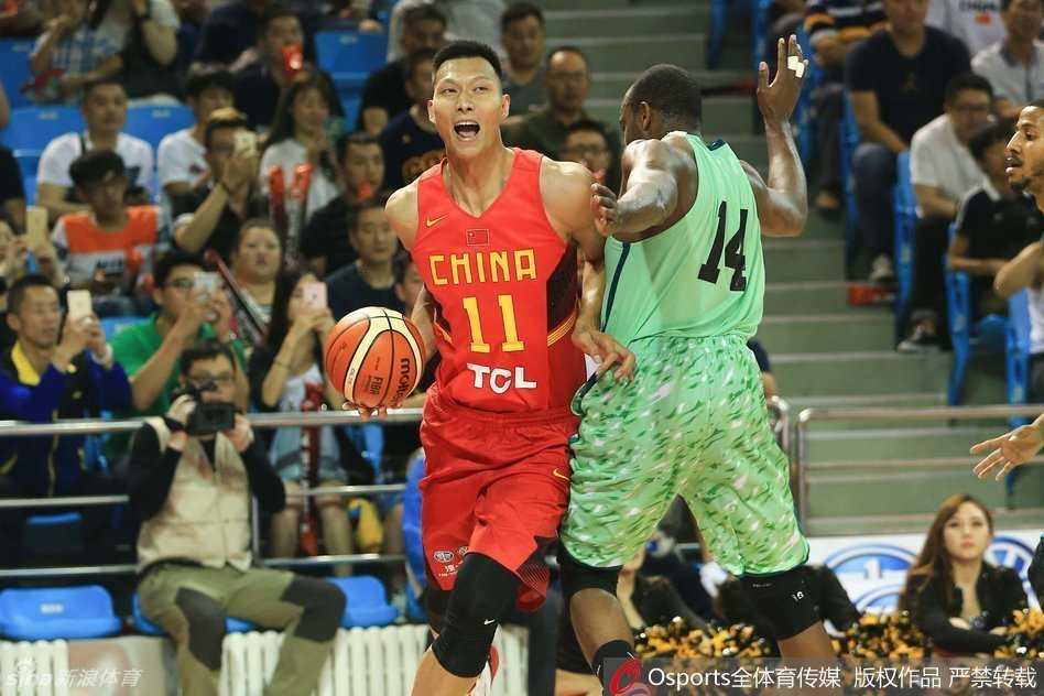 比赛胜利后，中国男篮全体队员围在一起，激动地庆祝这来之不易的胜利，每个人的脸上都洋溢着笑容。