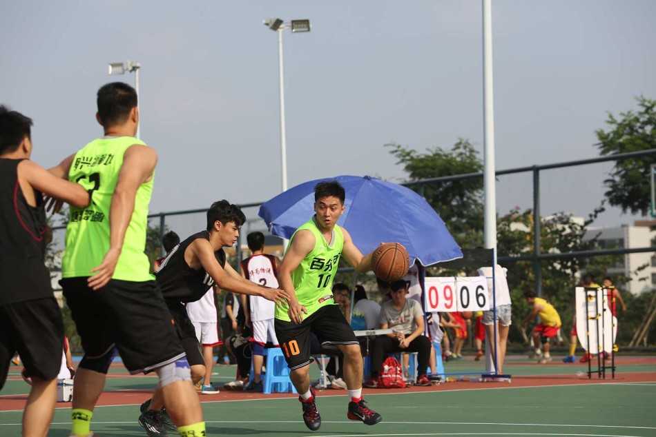 比赛结束后，丰源阁队与百分百队的队员们在场中聚拢，大家的手叠在一起高喊加油，输赢已不再重要，篮球带来的快乐与兄弟情谊在此刻定格