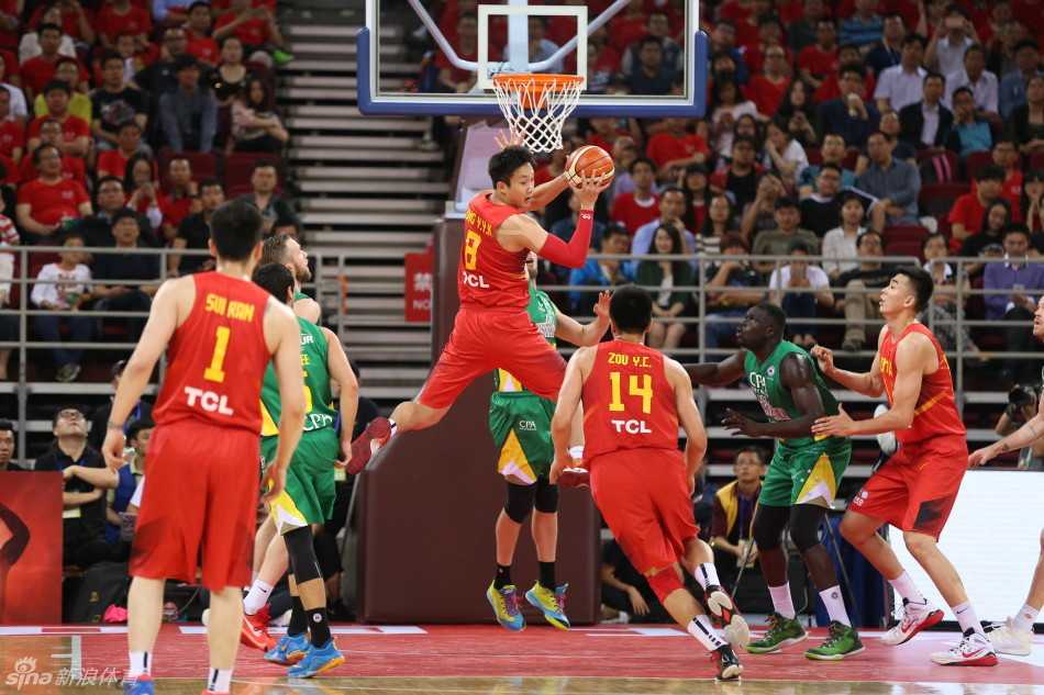 满头白发的宫鲁鸣指导神情专注地与刚刚下场的周鹏交流战术，周鹏一边擦汗一边认真聆听并用手势表达自己的场上观察，身后是其他替补席球员。