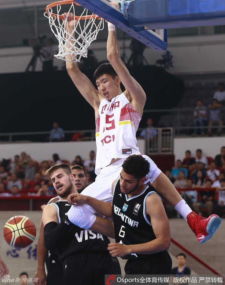 郭艾伦加速启动，像一道闪电般掠过防守人，在空中巧妙躲过封盖，用一记高难度拉杆上篮终结进攻。